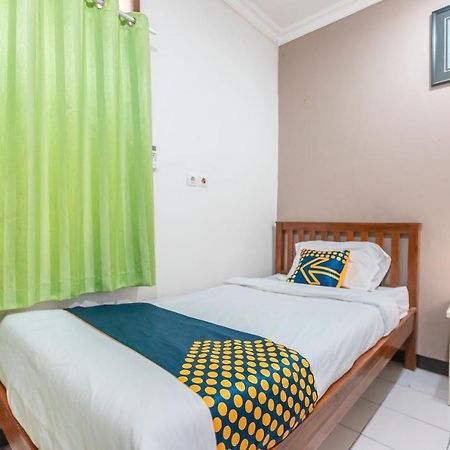 Spot On 2033 Kayumanis Homestay Syariah Giacarta Esterno foto