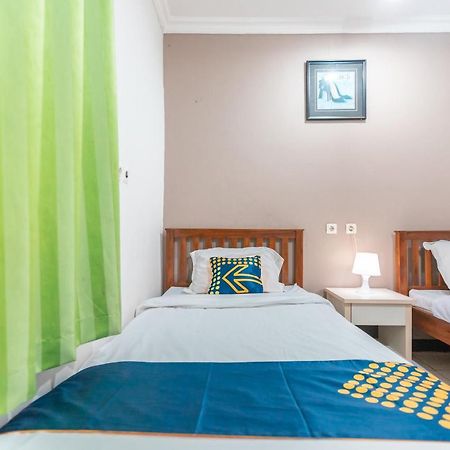 Spot On 2033 Kayumanis Homestay Syariah Giacarta Esterno foto