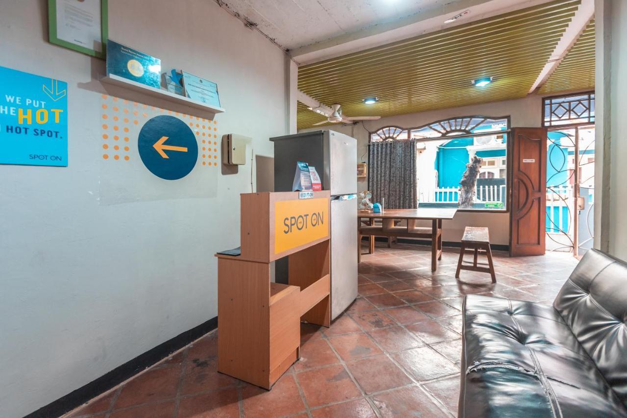 Spot On 2033 Kayumanis Homestay Syariah Giacarta Esterno foto