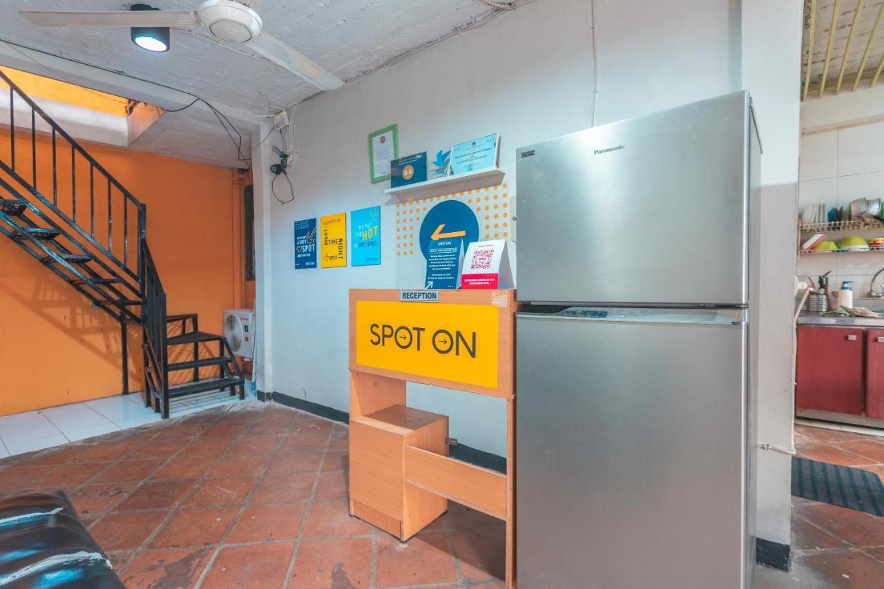 Spot On 2033 Kayumanis Homestay Syariah Giacarta Esterno foto