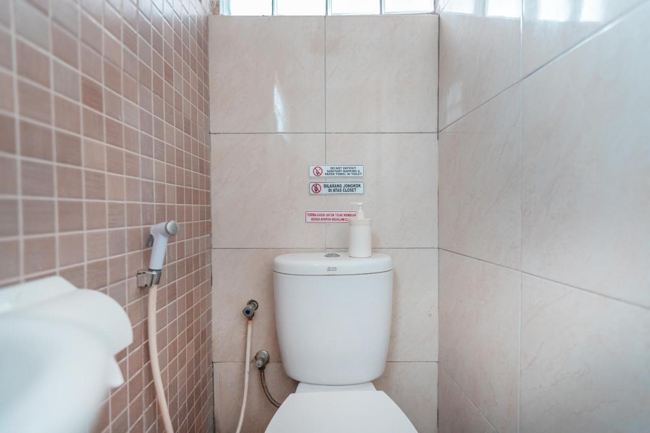 Spot On 2033 Kayumanis Homestay Syariah Giacarta Esterno foto