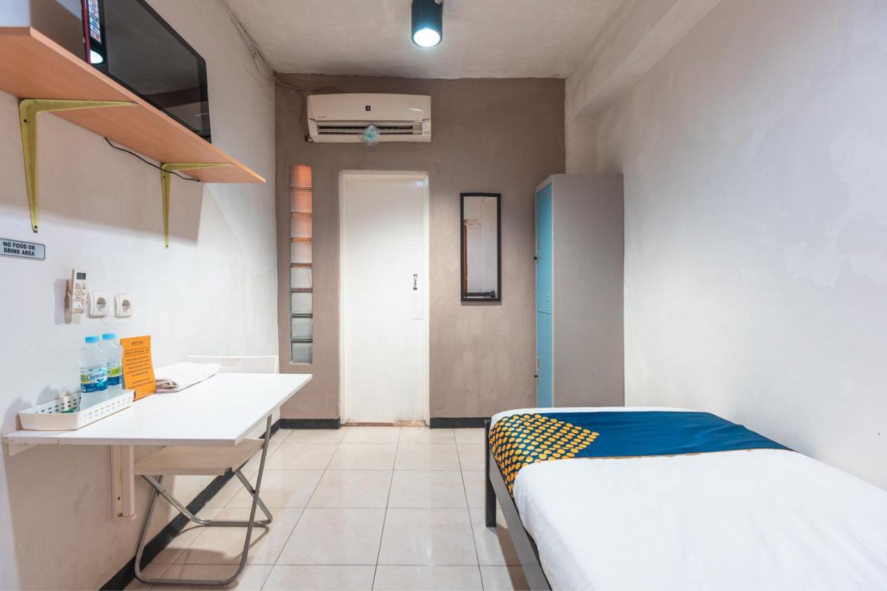 Spot On 2033 Kayumanis Homestay Syariah Giacarta Esterno foto