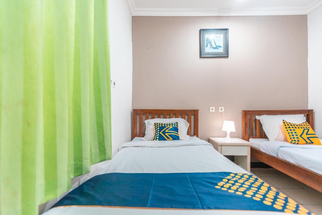 Spot On 2033 Kayumanis Homestay Syariah Giacarta Esterno foto