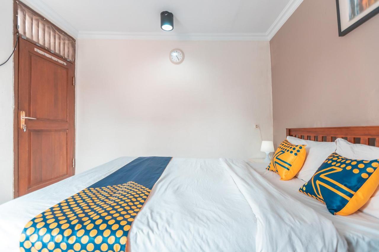Spot On 2033 Kayumanis Homestay Syariah Giacarta Esterno foto
