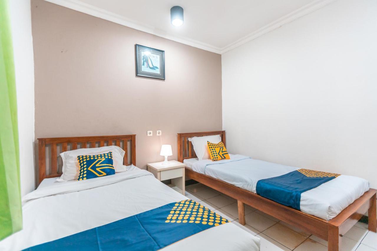 Spot On 2033 Kayumanis Homestay Syariah Giacarta Esterno foto