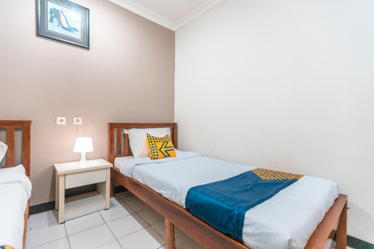 Spot On 2033 Kayumanis Homestay Syariah Giacarta Esterno foto