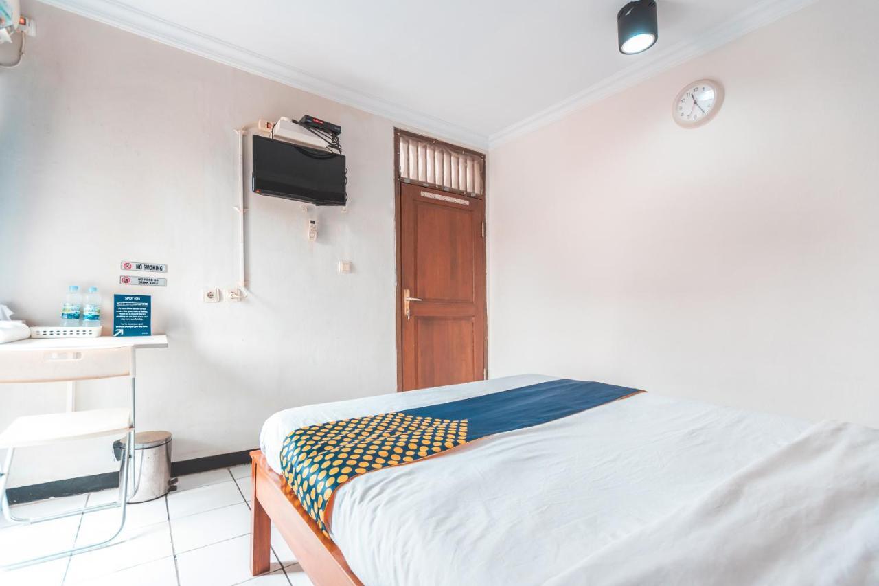 Spot On 2033 Kayumanis Homestay Syariah Giacarta Esterno foto