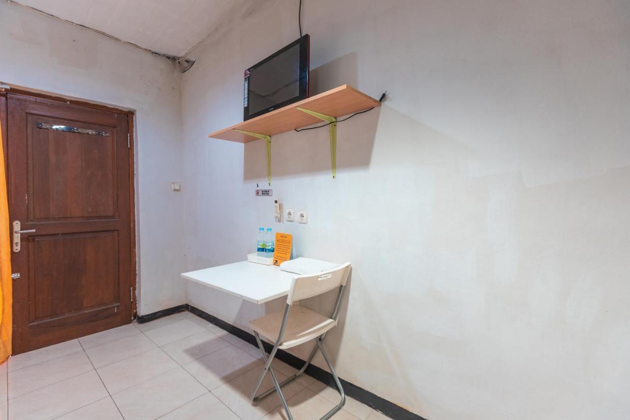 Spot On 2033 Kayumanis Homestay Syariah Giacarta Esterno foto
