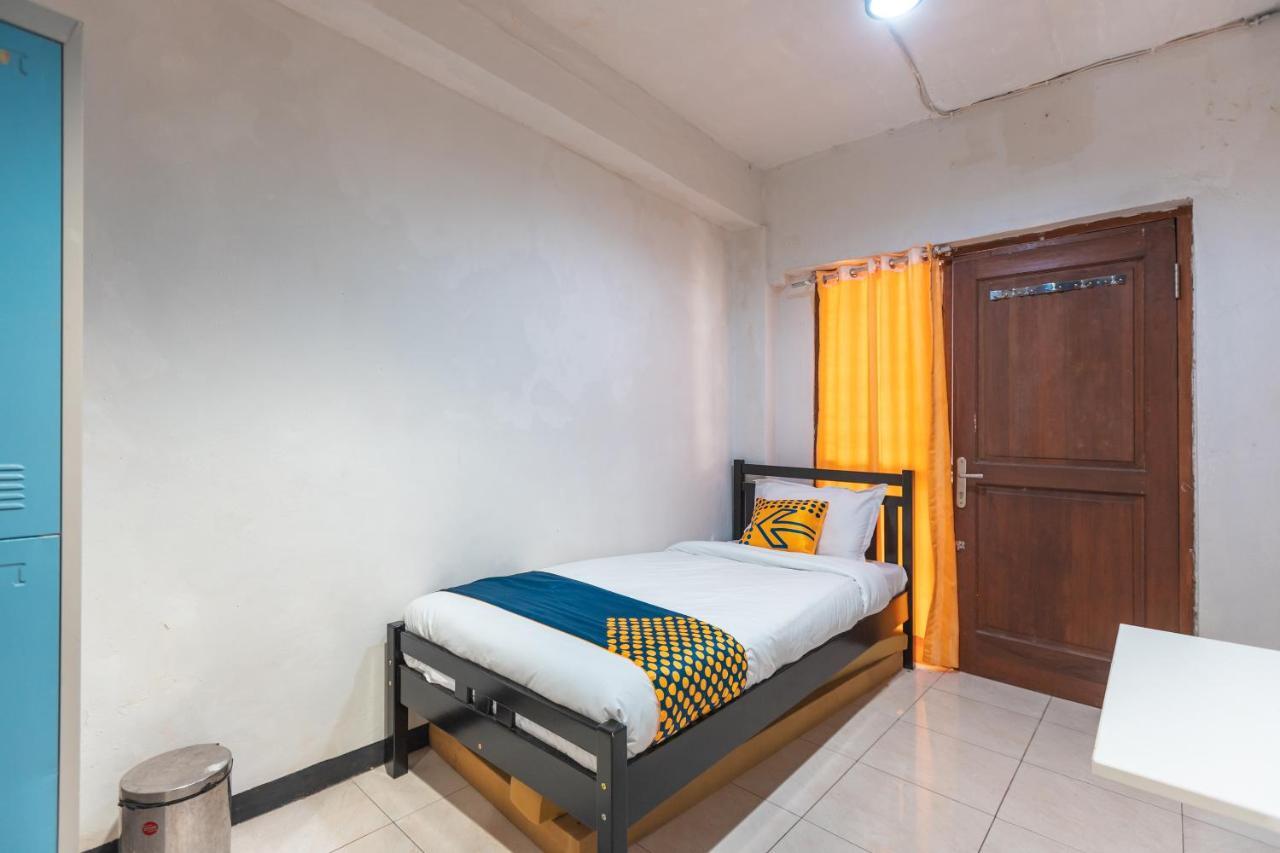 Spot On 2033 Kayumanis Homestay Syariah Giacarta Esterno foto