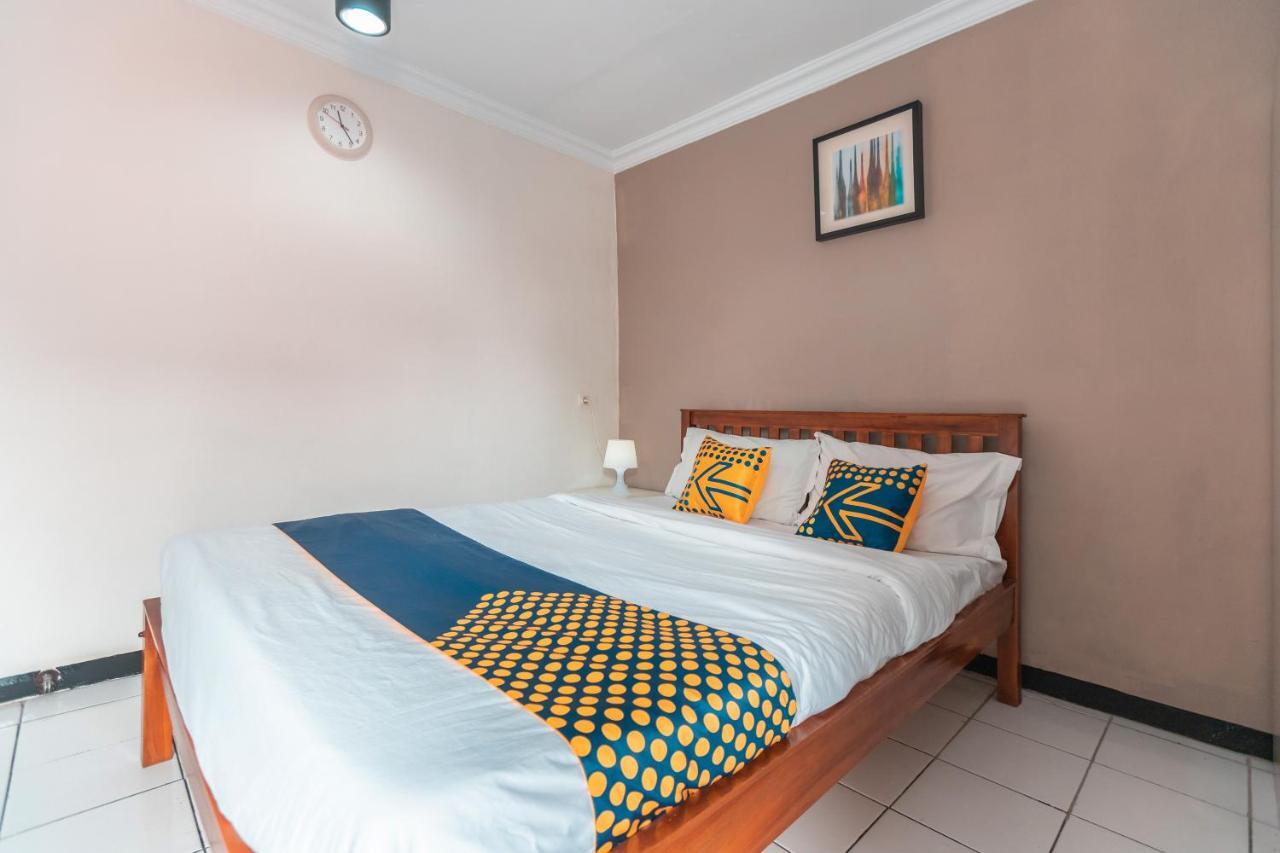 Spot On 2033 Kayumanis Homestay Syariah Giacarta Esterno foto